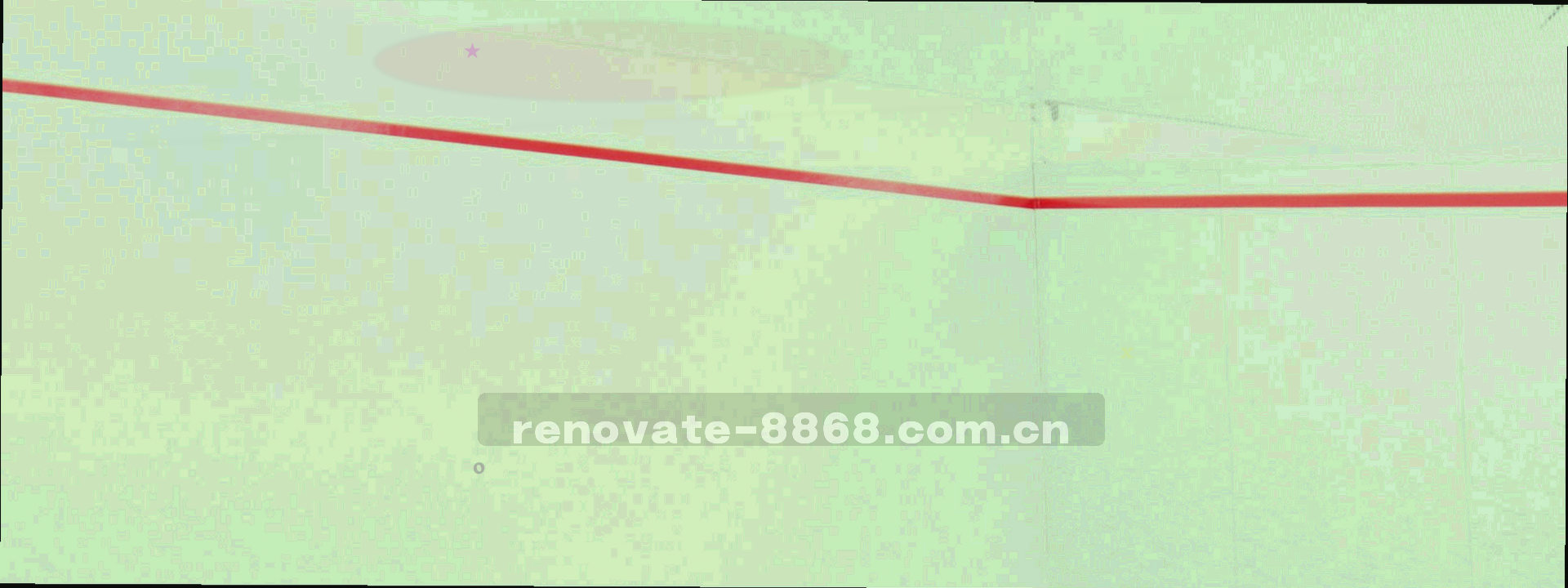 施工围挡外侧贴着手写翻新进度表，旁边是刚刷漆的看台立柱